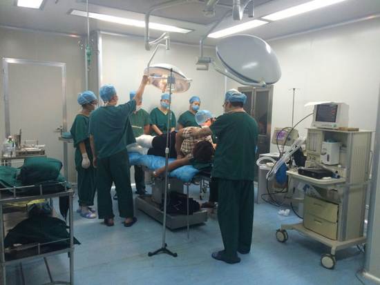 天津爆炸事故发生后，在王伟斌董事长和徐华勇院长指示下，东江医院不计成本、不遗余力救治伤员